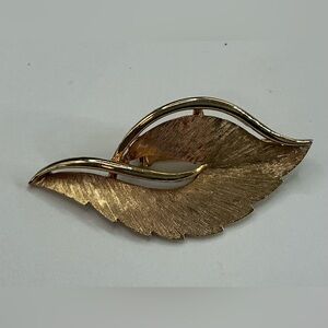 JJ JONETTE GOLD TONE TEXTURED LEAF BROOCH SMALL SIZE
